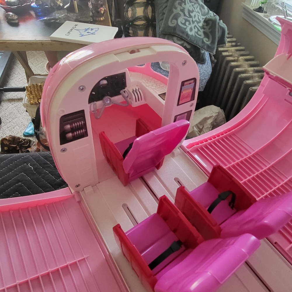 Barbie Glamour Jet - Picture 11 of 16